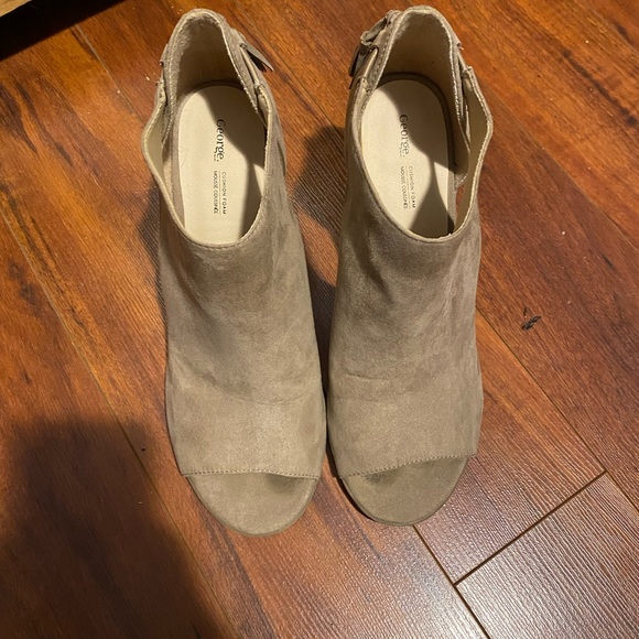 George heels - Picture 3 of 5